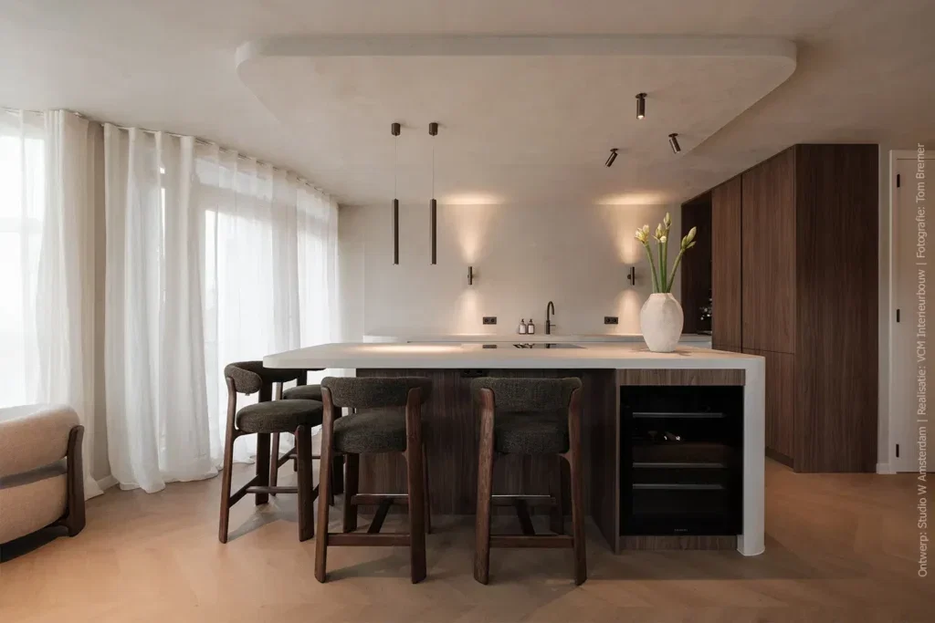 Warm walnoot ontmoet lichtbeige in een moderne leefkeuken