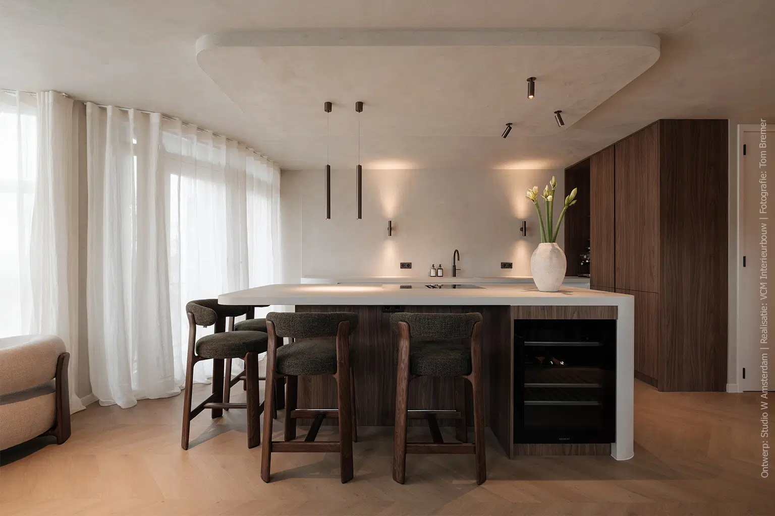 Warm walnoot ontmoet lichtbeige in een moderne leefkeuken