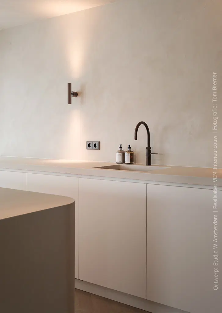Moderne keuken met fronten in licht beige decor HM02 Piombo van Cleaf