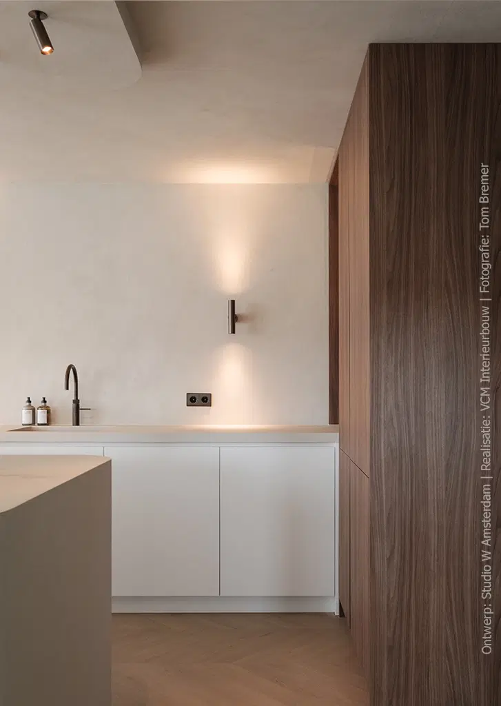 Moderne keuken met fronten in warm walnootdecor LS40 Poro Noce en licht beige HM02 Piombo van Cleaf