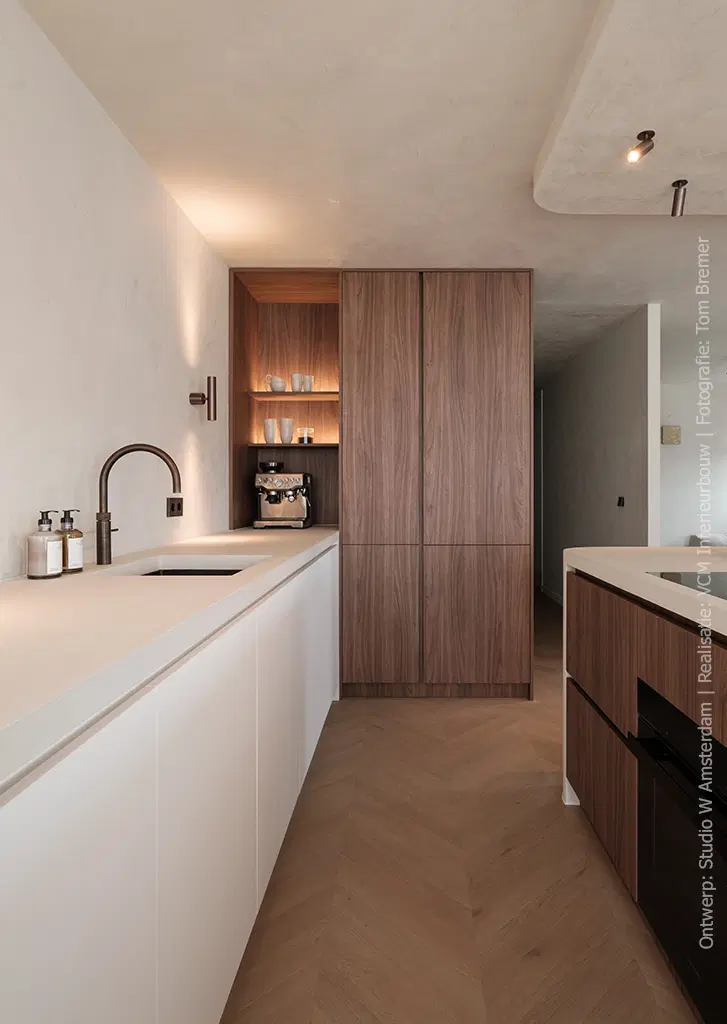 Moderne keuken met fronten in warm walnootdecor LS40 Poro Noce en licht beige HM02 Piombo van Cleaf
