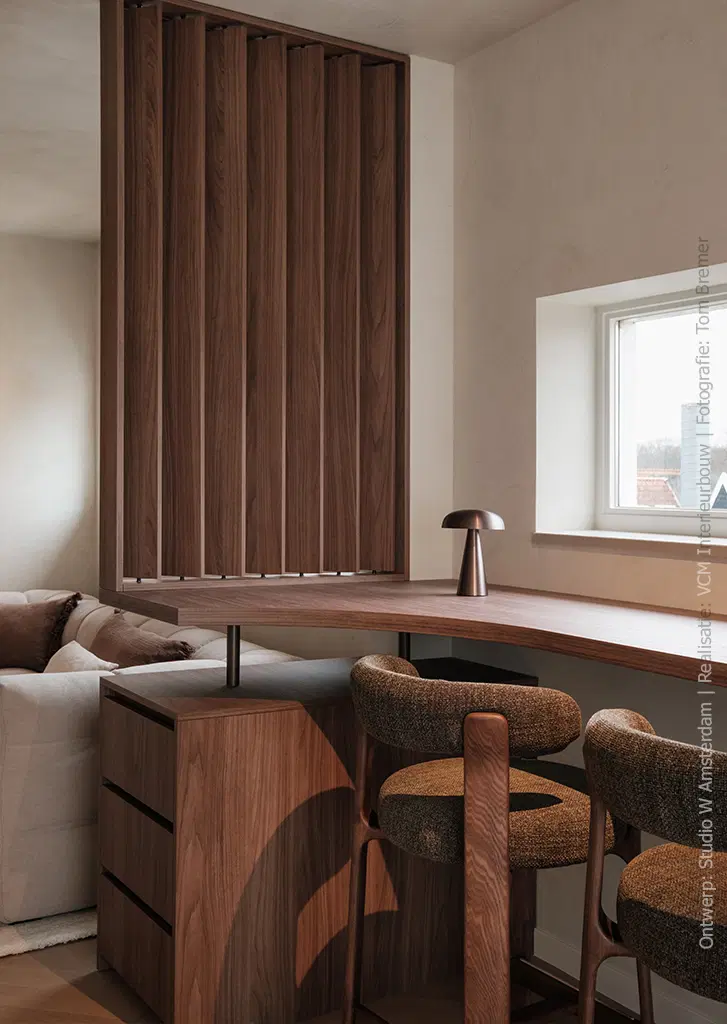 Maatwerk interieur in warm walnootdecor LS40 Poro Noce van Cleaf, toegepast in een bureau, kast en verticale lattenwand