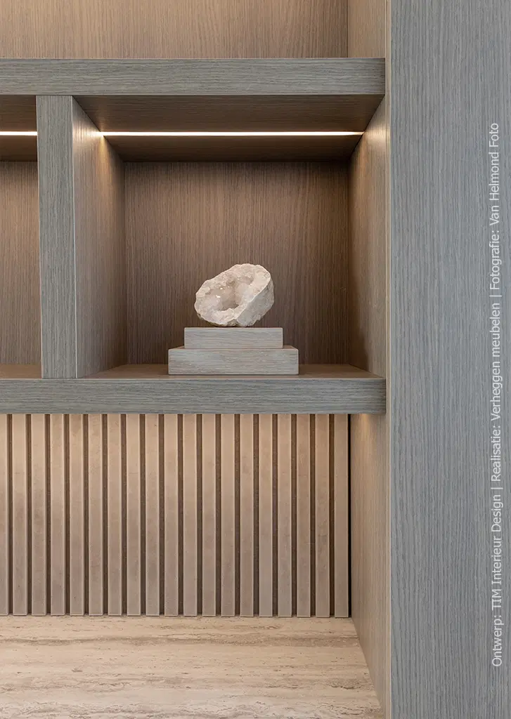 Detailfoto van een maatwerkmeubel uitgevoerd in gerookt eikenlook decor S214 Quercia en travertinlook FD01 Concreta