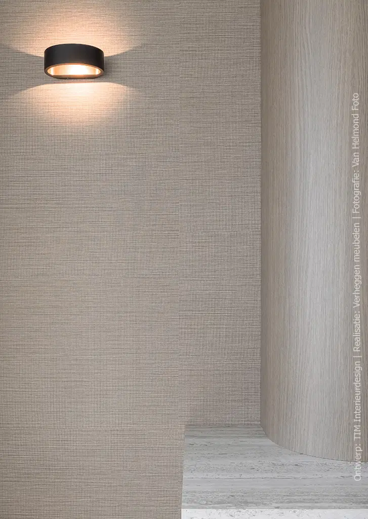 Detailfoto van een maatwerkmeubel uitgevoerd in gerookt eikenlook decor S214 Quercia en travertinlook FD01 Concreta.