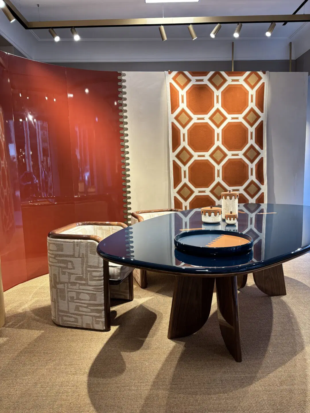 Inspiratieafbeelding van Milaan Design Week met een retro interieur voor de eetkamer. 