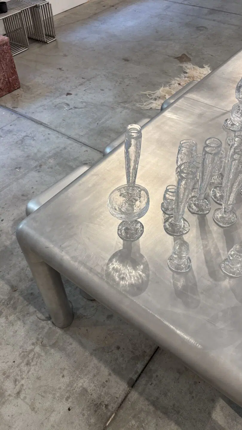 Inspiratieafbeelding van Milaan Design Week van een RVS tafel met glazen decoratie.