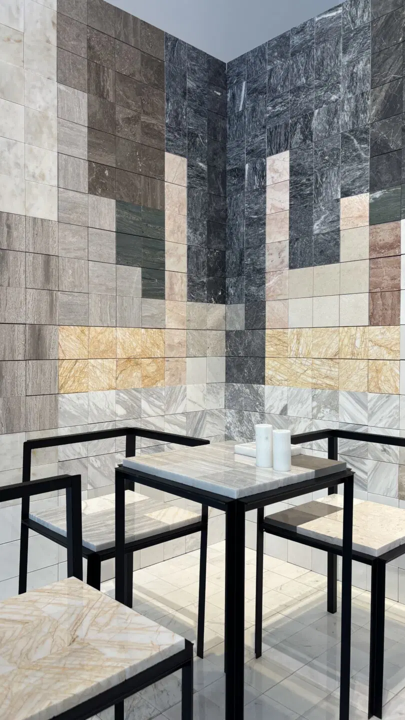 Inspiratieafbeelding van Milaan Design Week van een betegelde muur met verschillende soorten natuursteen. 