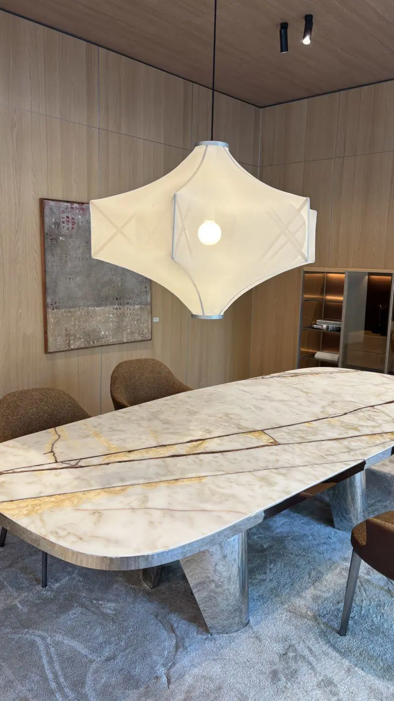 Inspiratieafbeelding van Milaan Design Week van een eetkamer met eettafel van natuursteen en houten wandbekleding. 