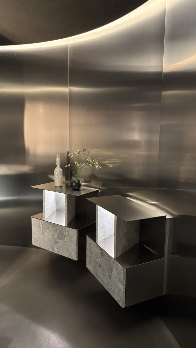 Inspiratieafbeelding van Milaan Design Week waar het gebruik van RVS als wandbekleding zichtbaar wordt. 