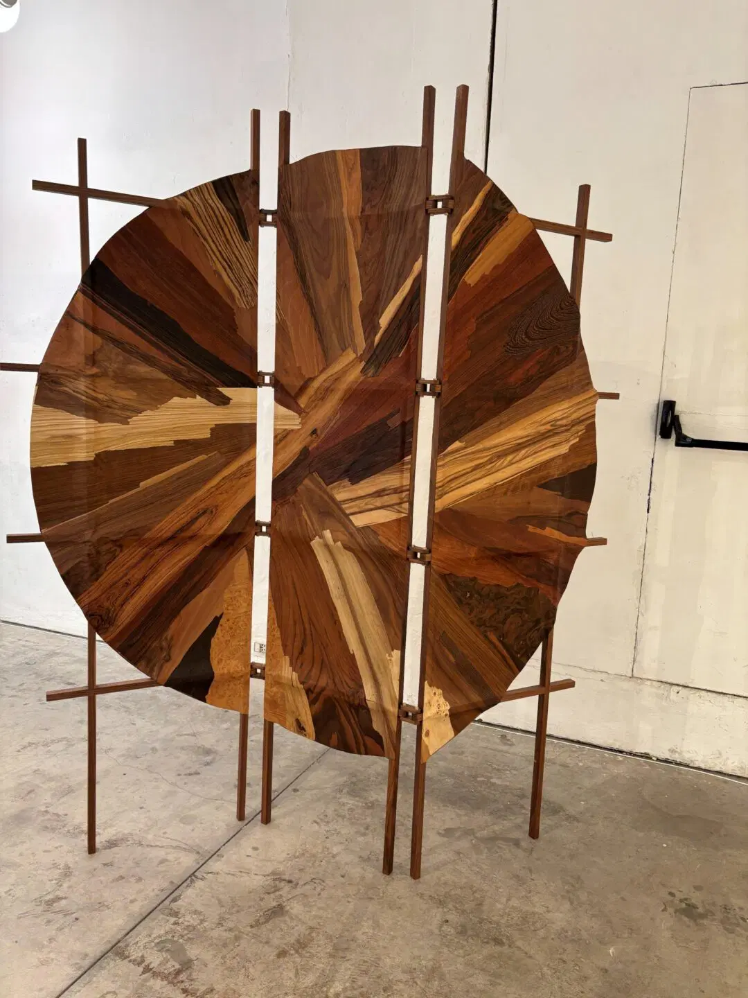 Inspiratieafbeelding van Milaan Design Week van een houten installatie waar verschillende houtsoorten als patchwork zijn gebruikt. 