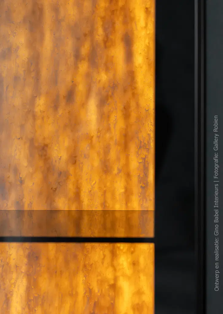 Detail van maatwerkkast met solid surface in Weathered Wood DM5002, waarbij het licht diffuus door het materiaal schijnt
