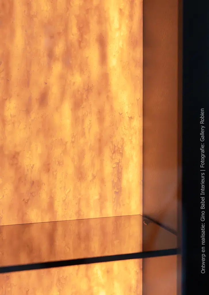 Detail van maatwerkkast met solid surface in Weathered Wood DM5002, waarbij het licht diffuus door het materiaal schijnt