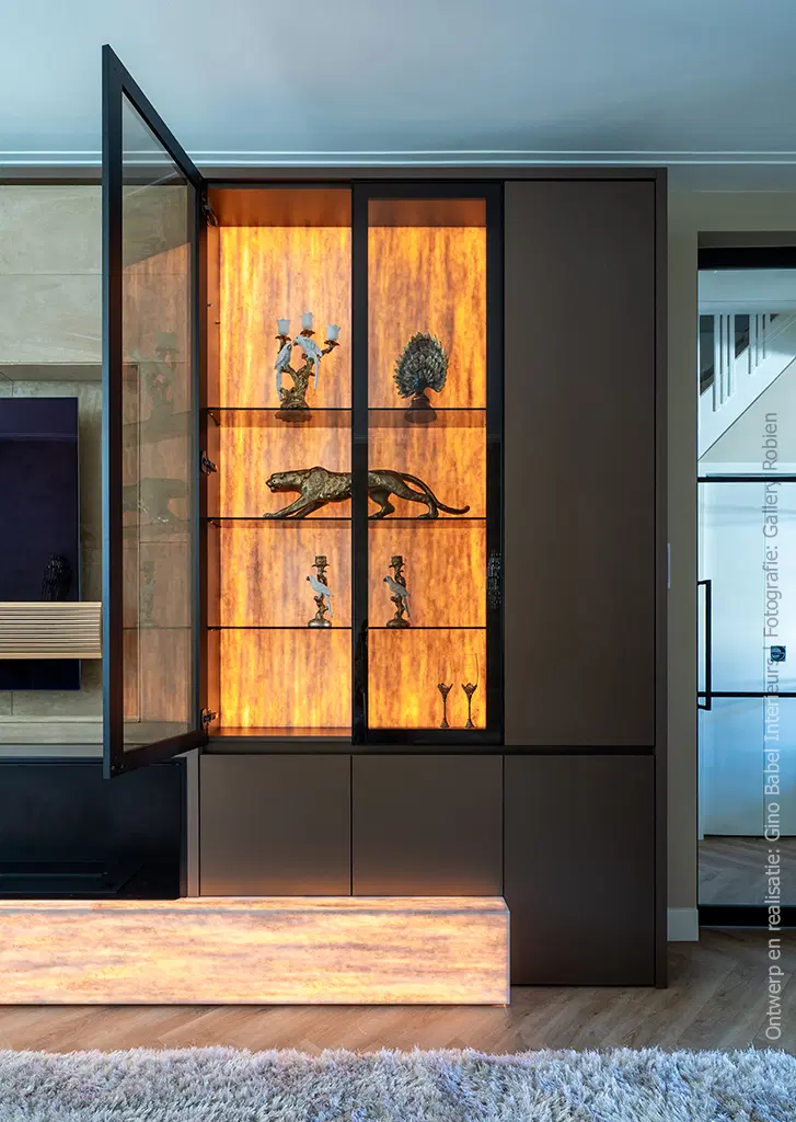 Maatwerkkast in metallic bronzen decor FA84 Reflex, gecombineerd met solid surface in DM5002 Weathered Wood dat licht diffuus doorlaat