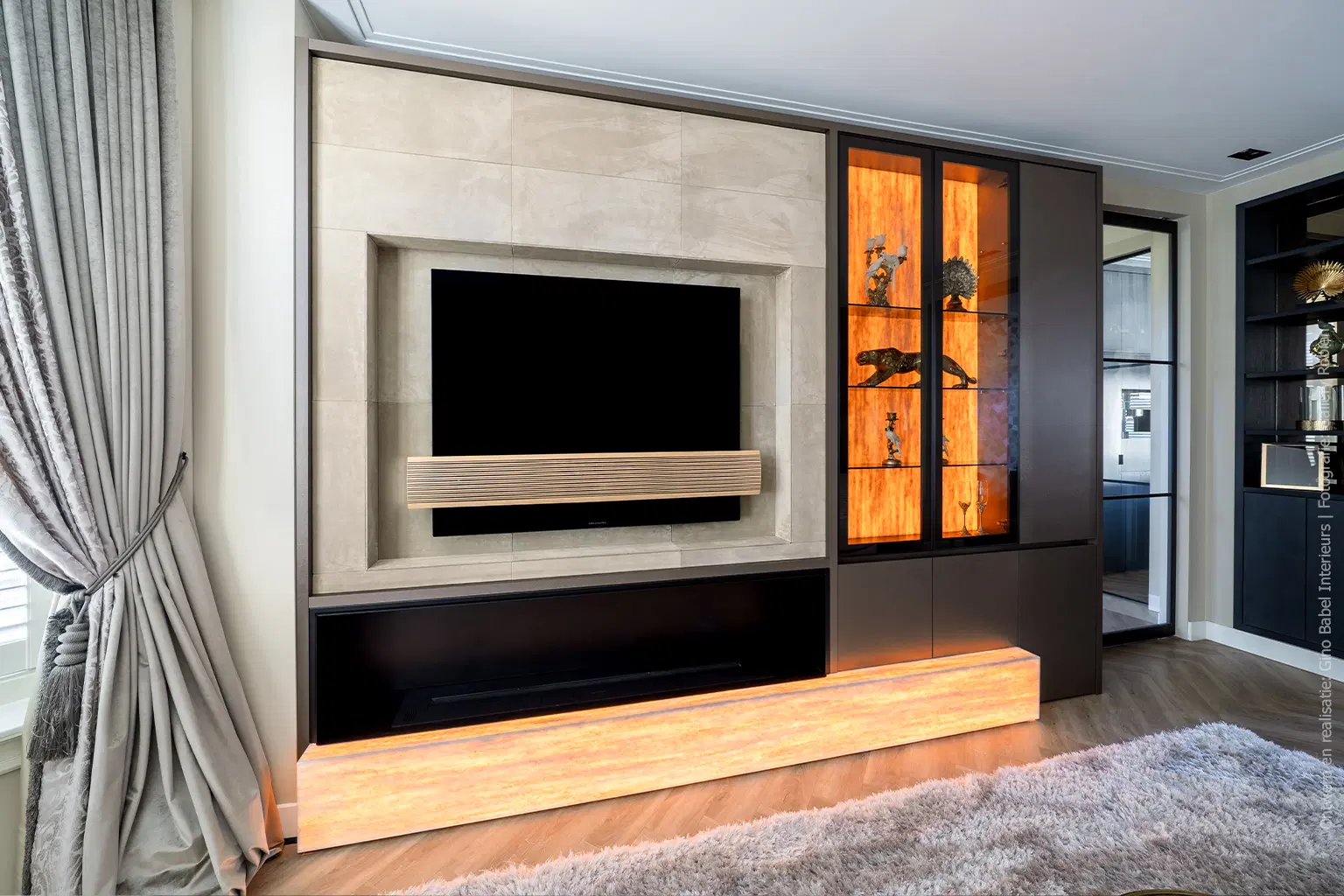 Maatwerkkast in metallic bronzen decor FA84 Reflex, gecombineerd met solid surface in DM5002 Weathered Wood dat licht diffuus doorlaat