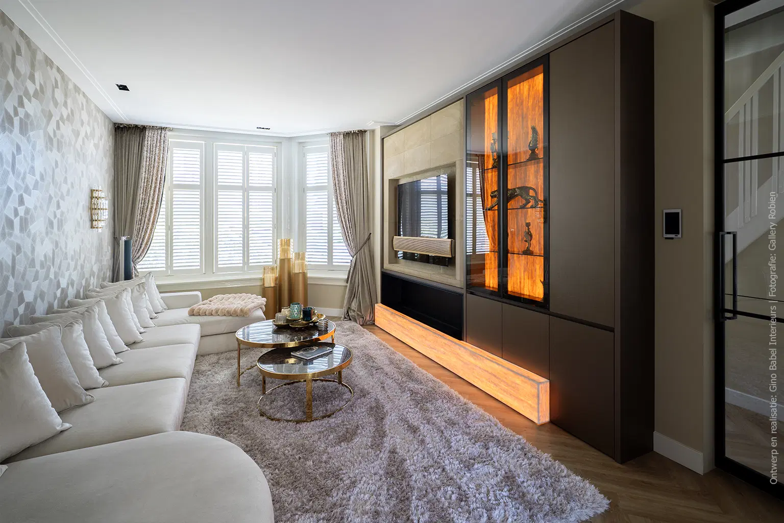 Maatwerkkast in metallic bronzen decor FA84 Reflex, gecombineerd met solid surface in DM5002 Weathered Wood dat licht diffuus doorlaat