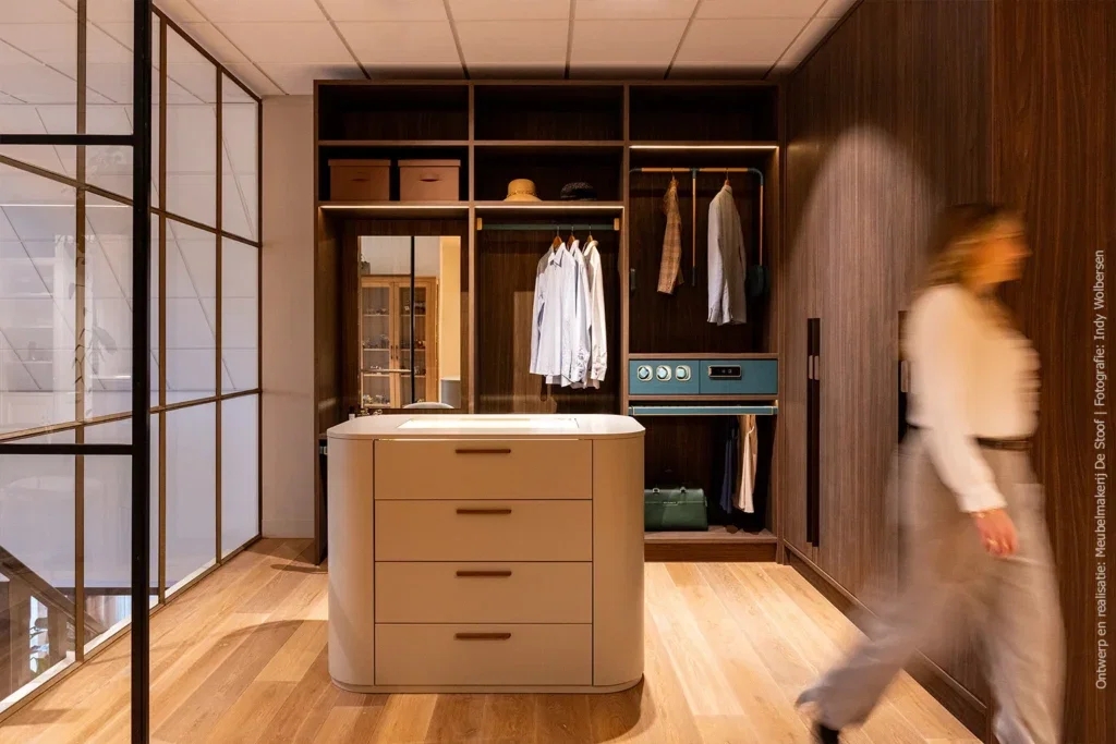 Walnotenhout en vakmanschap in een luxe inloopkast