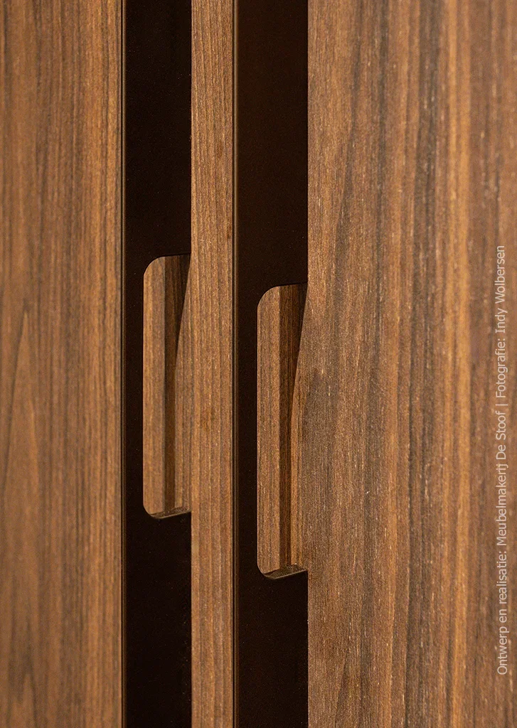 Detailopname van schuifdeur uitgevoerd in decor LS17 Poro Noce van Cleaf.
