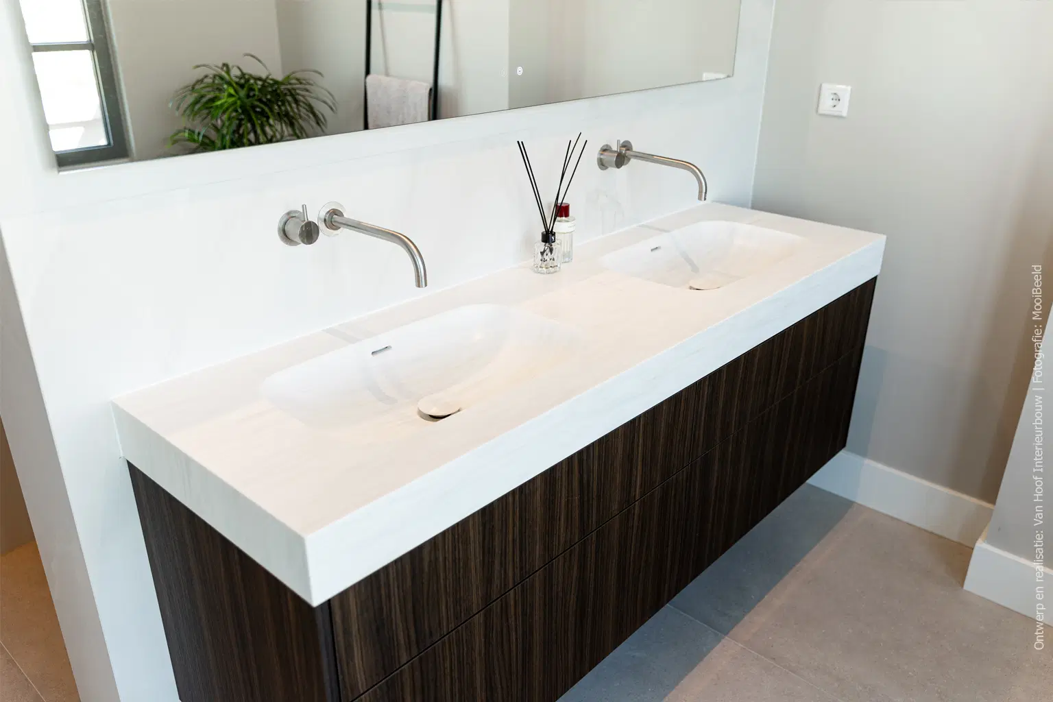 Zwevend wasmeubel in warm walnootdecor LS53 Poro Noce met verticale houtnerf en een naadloos geïntegreerde dubbele waskom in solid surface decor DM5026 Leaden