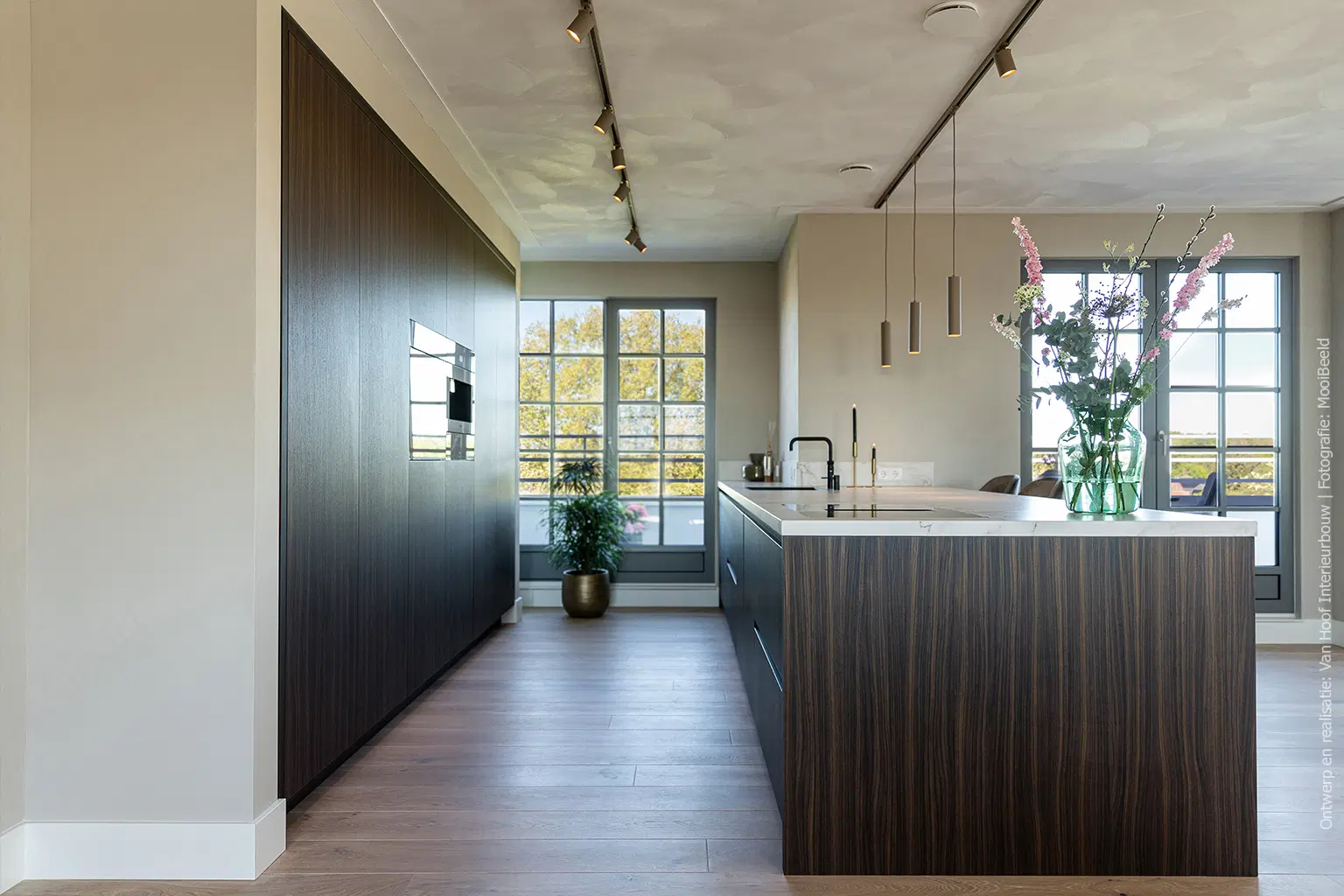 Moderne keuken in LS53 Poro Noce met een levendige verticale houtnerf en diepe donkerbruine tint.