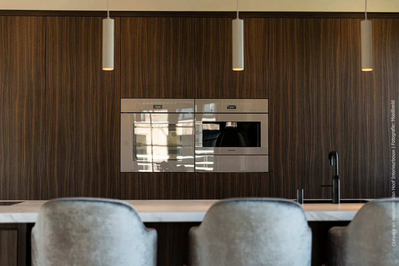 Moderne keuken in LS53 Poro Noce met een levendige verticale houtnerf en diepe donkerbruine tint.