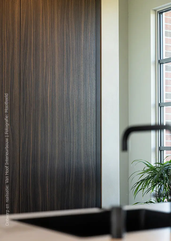 Detailfoto van keuken in LS53 Poro Noce met een levendige verticale houtnerf en diepe donkerbruine tint.