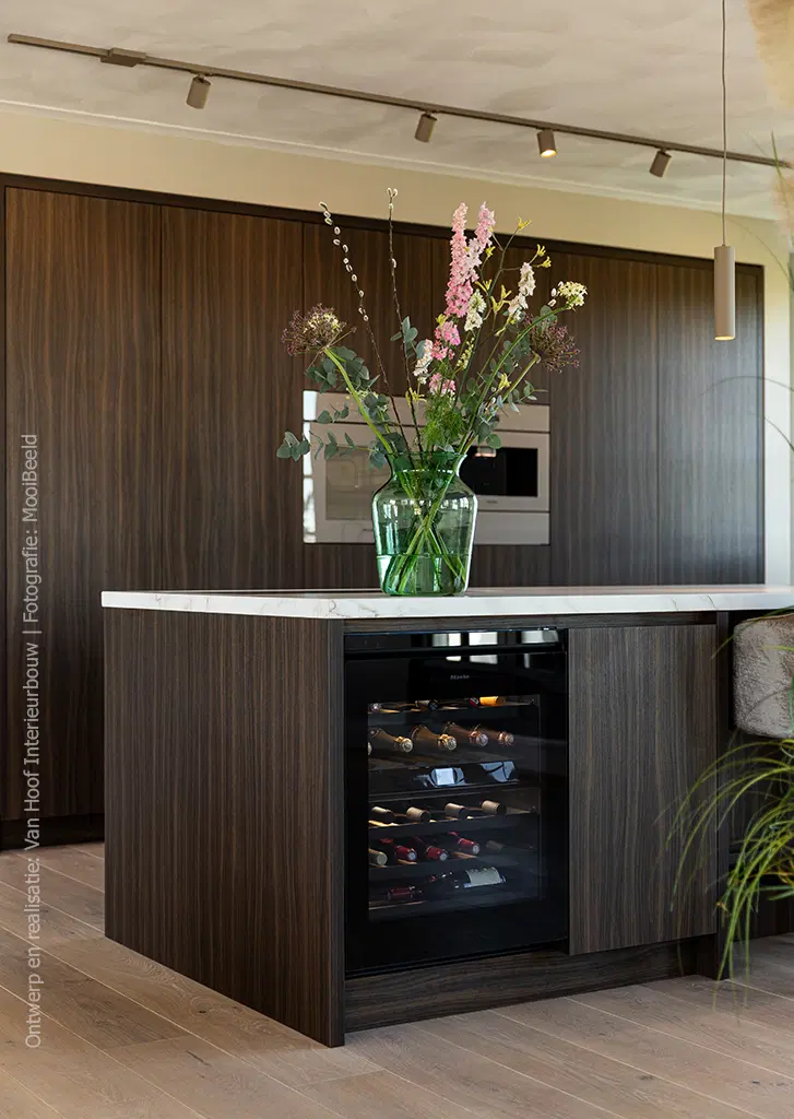 Moderne keuken in LS53 Poro Noce met een levendige verticale houtnerf en diepe donkerbruine tint