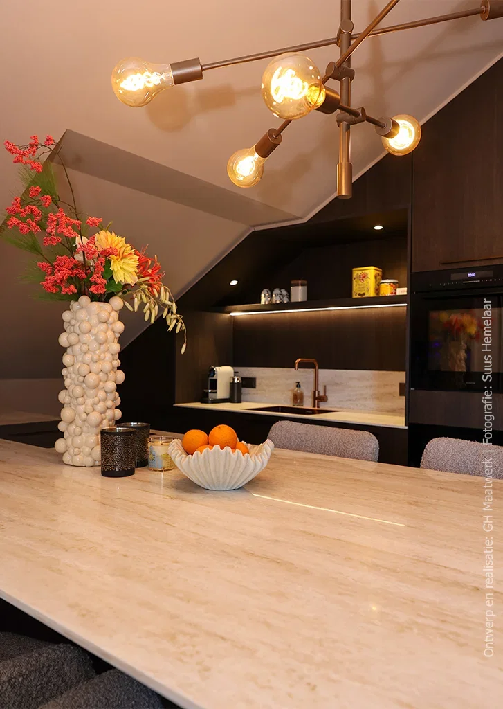 Kookeiland met Durasein® Weathered Wood werkblad en keukenblok in decor S003 Spessart, ingepast onder het schuine dak.