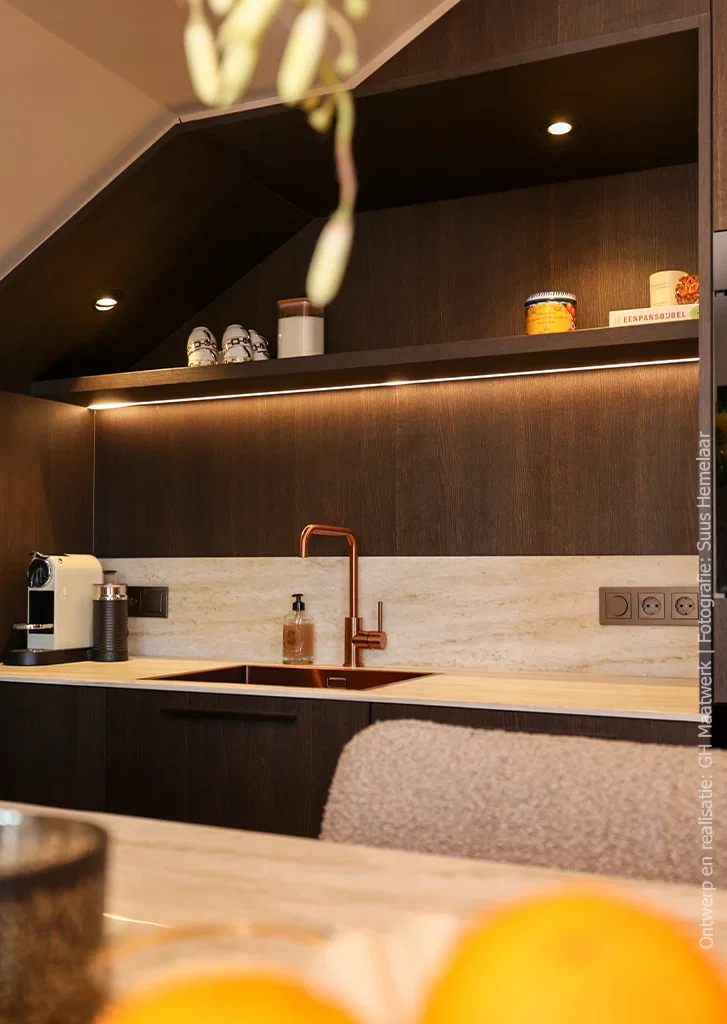 Keukenblok in decor S003 Spessart met werkblad en achterwand in Durasein® Weathered Wood, koperen kraan en spoelbak, afgewerkt met verlichte open plank.