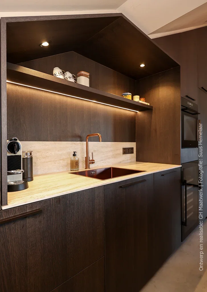 Keukenblok in decor S003 Spessart met werkblad en achterwand in Durasein® Weathered Wood, koperen kraan en spoelbak, afgewerkt met verlichte open plank.