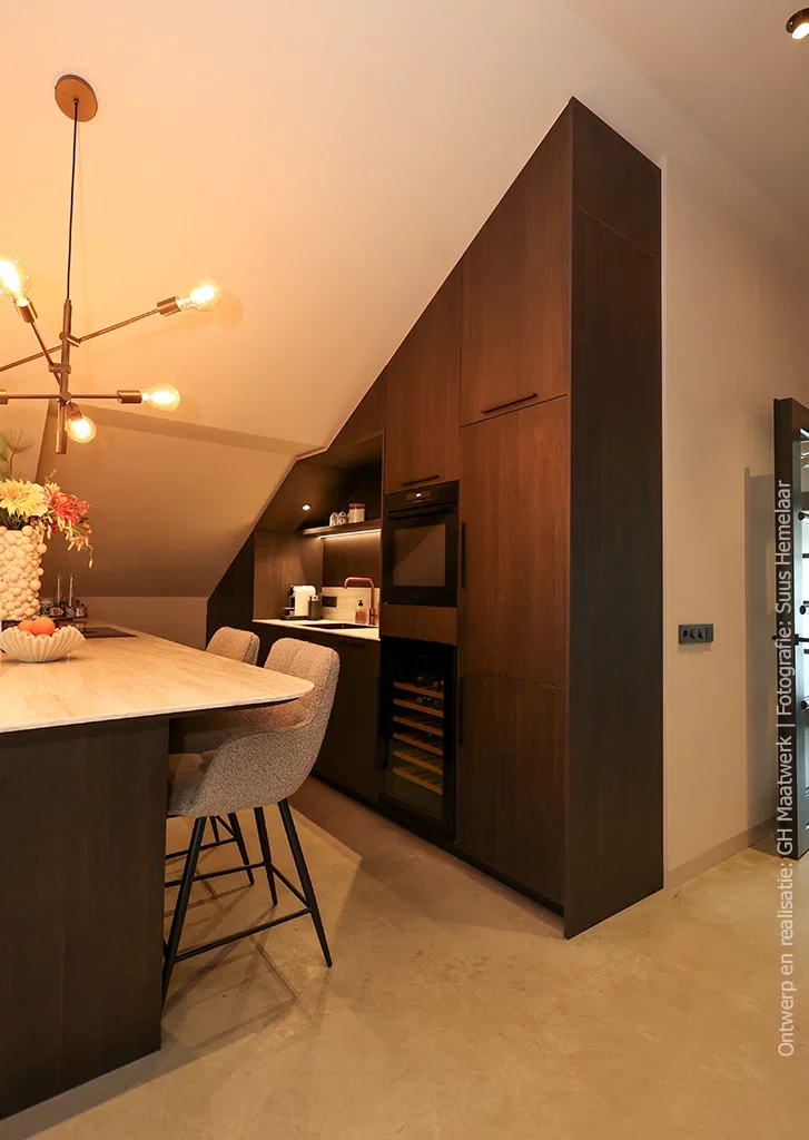 Totaaloverzicht van de maatwerk kastenwand in decor S003 Spessart met geïntegreerde oven en wijnklimaatkast, naast het kookeiland met Durasein® Weathered Wood werkblad.