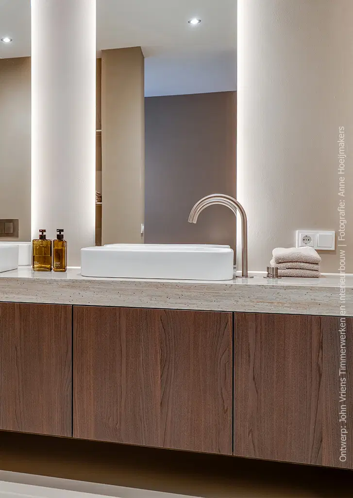 Moderne badkamer met wastafelblad in solid surface decor DM5016 Travertine, met warme beige- en bruintinten en een levendige natuursteenstructuur