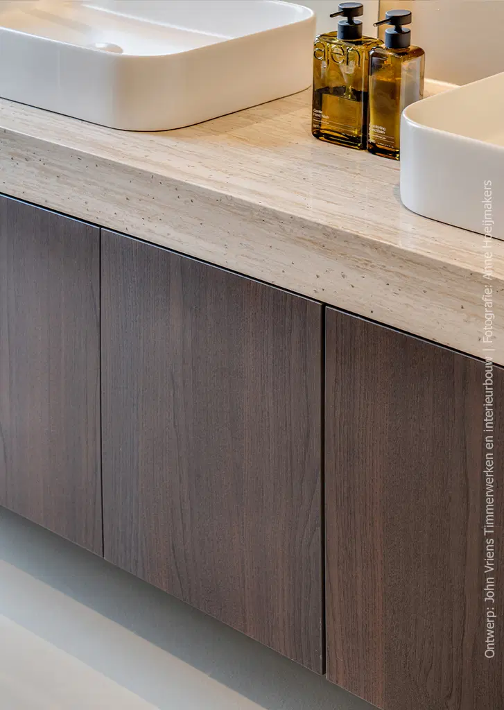 Wastafelmeubel in donkerbruin houtdecor S175 Corteccia met blad in solid surface DM5016 Travertine met warme natuursteenlook