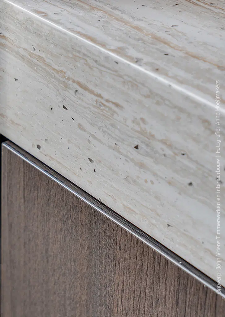 Detailfoto van wastafelblad in solid surface decor Travertine DM5016, met warme beige- en bruintinten en een levendige natuursteenstructuur