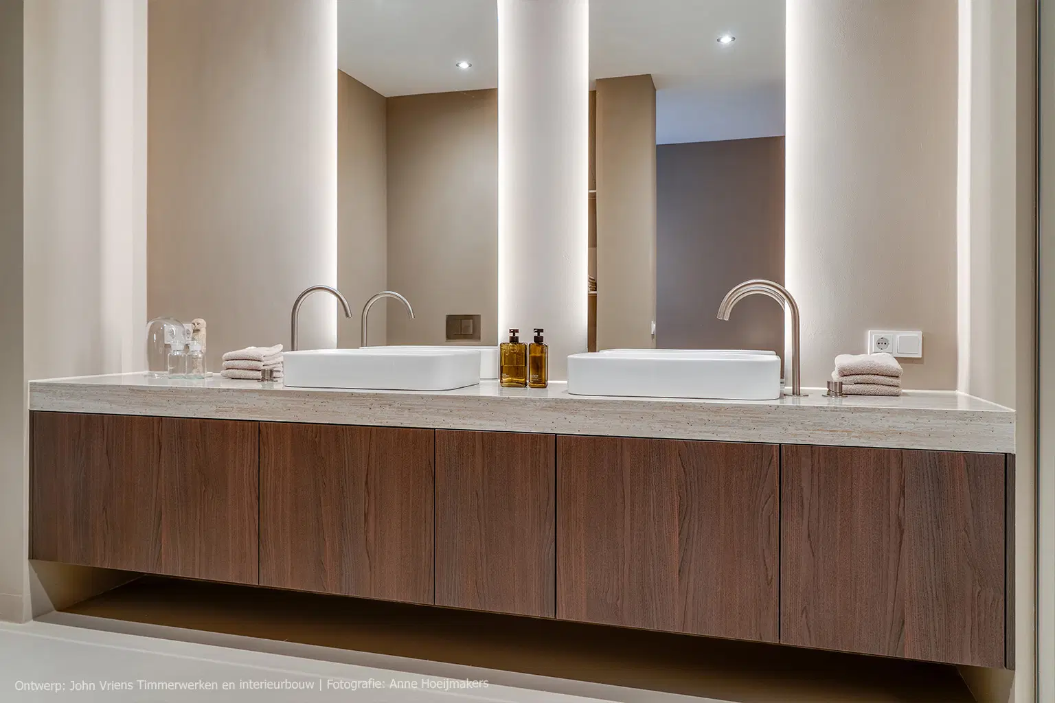 Wastafelmeubel in donkerbruin houtdecor S175 Corteccia met blad in solid surface Travertine DM5016 met warme natuursteenlook