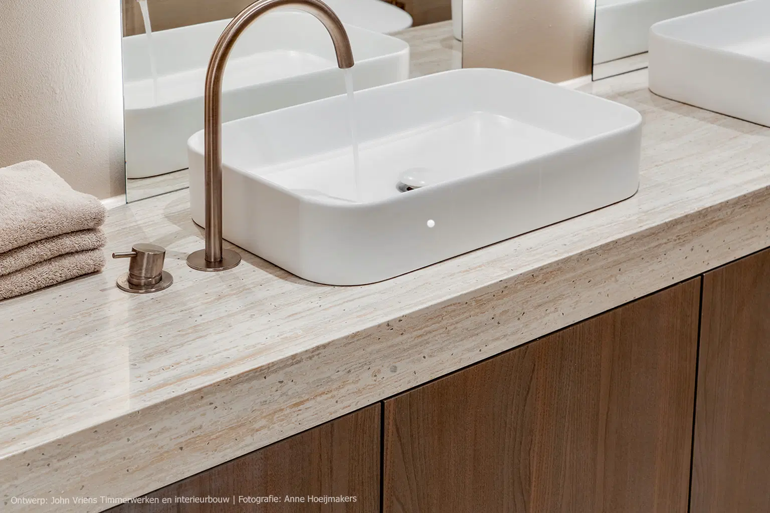 Wastafelmeubel in donkerbruin houtdecor S175 Corteccia met blad in solid surface DM5016 Travertine met warme natuursteenlook