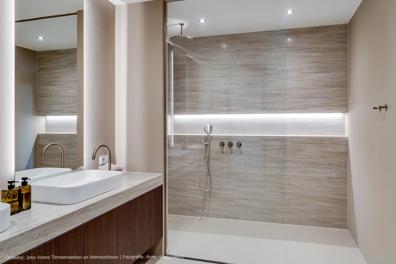 Een verfijnde balans tussen donker hout en travertine in de badkamer
