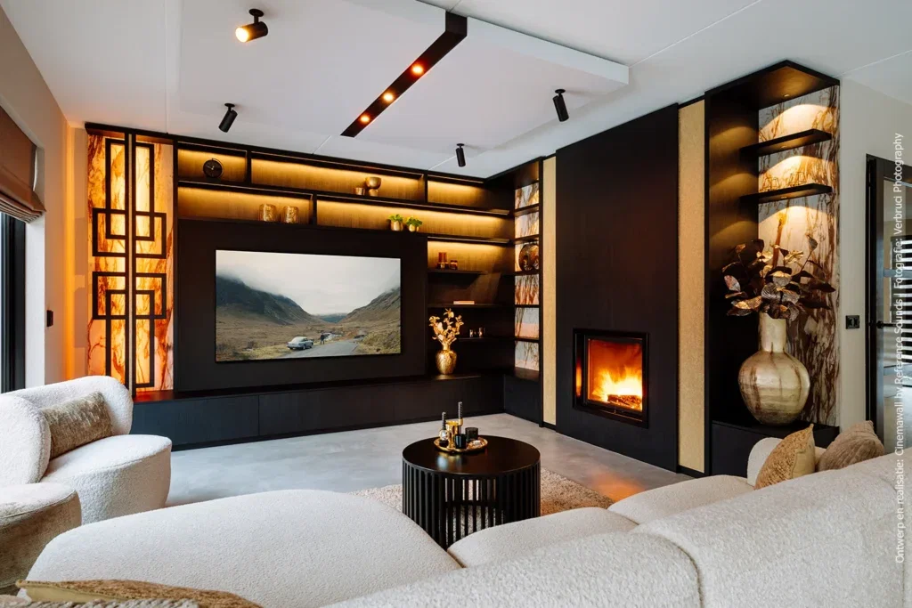 Donker hout en warm marmer in een dramatische cinewall