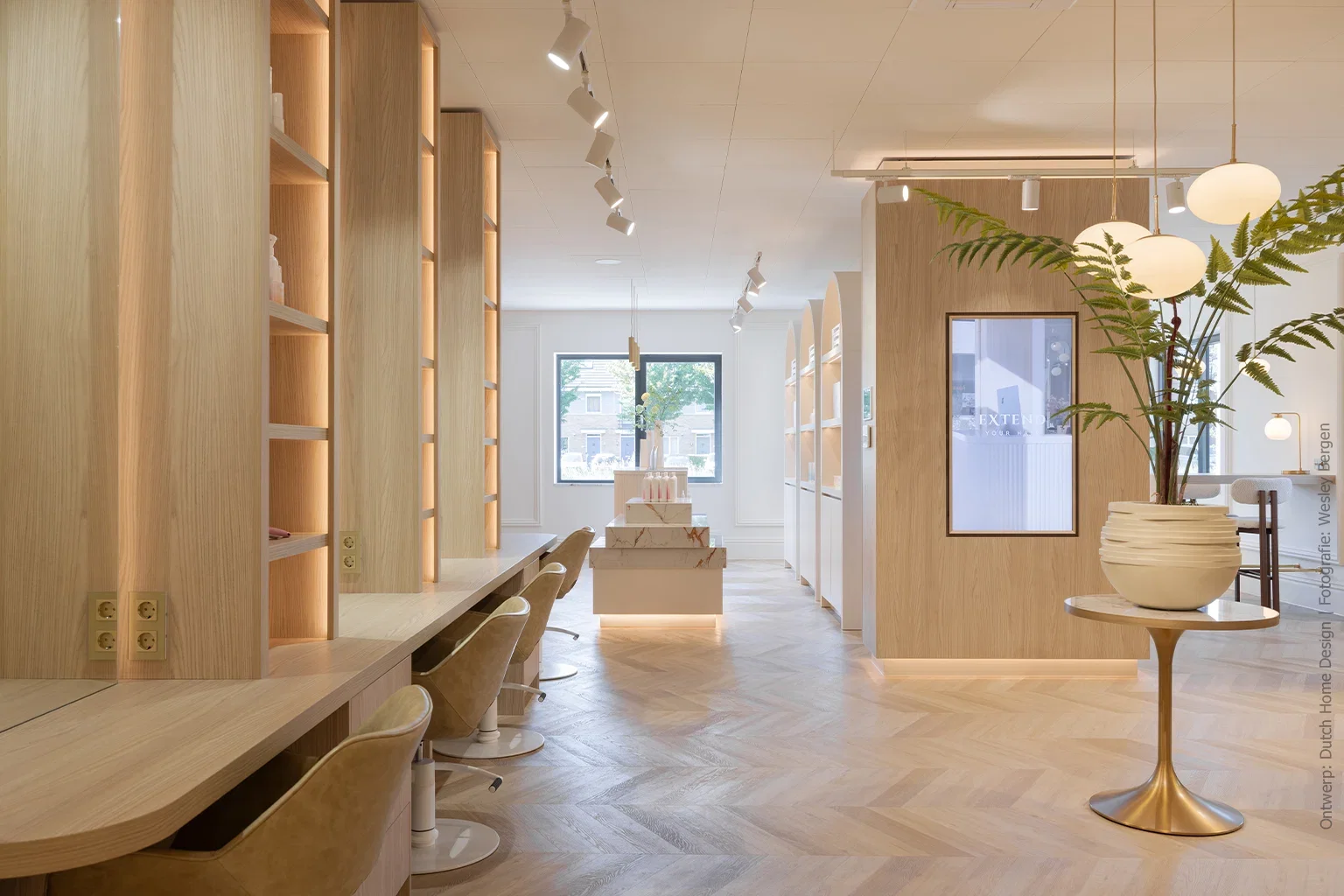 Maatwerkinterieur voor een hairextensionsalon met het blonde houtdecor S164 Fronda