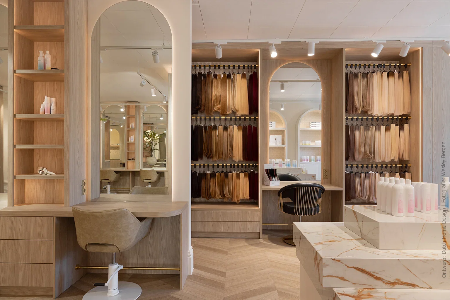Maatwerk voor een hairextensionsalon, uitgevoerd in het blonde houtdecor S164 Fronda, gecombineerd met de levendige onytekening van solid surface decor DM5002 Weathered Wood