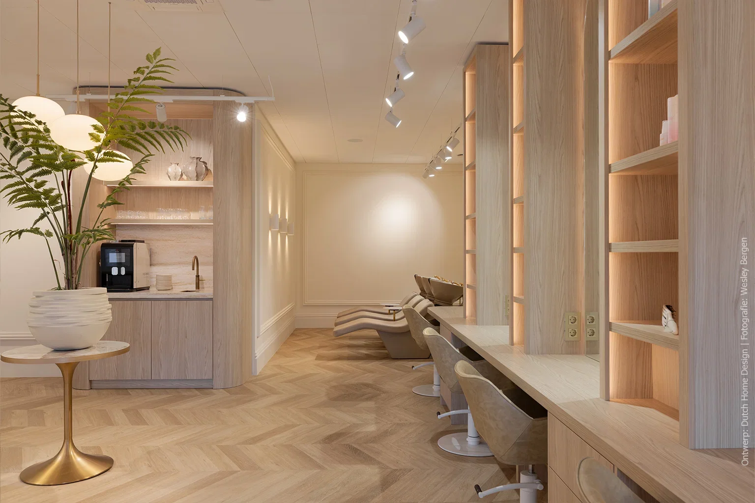 Maatwerkinterieur voor een hairextensionsalon met het blonde houtdecor S164 Fronda