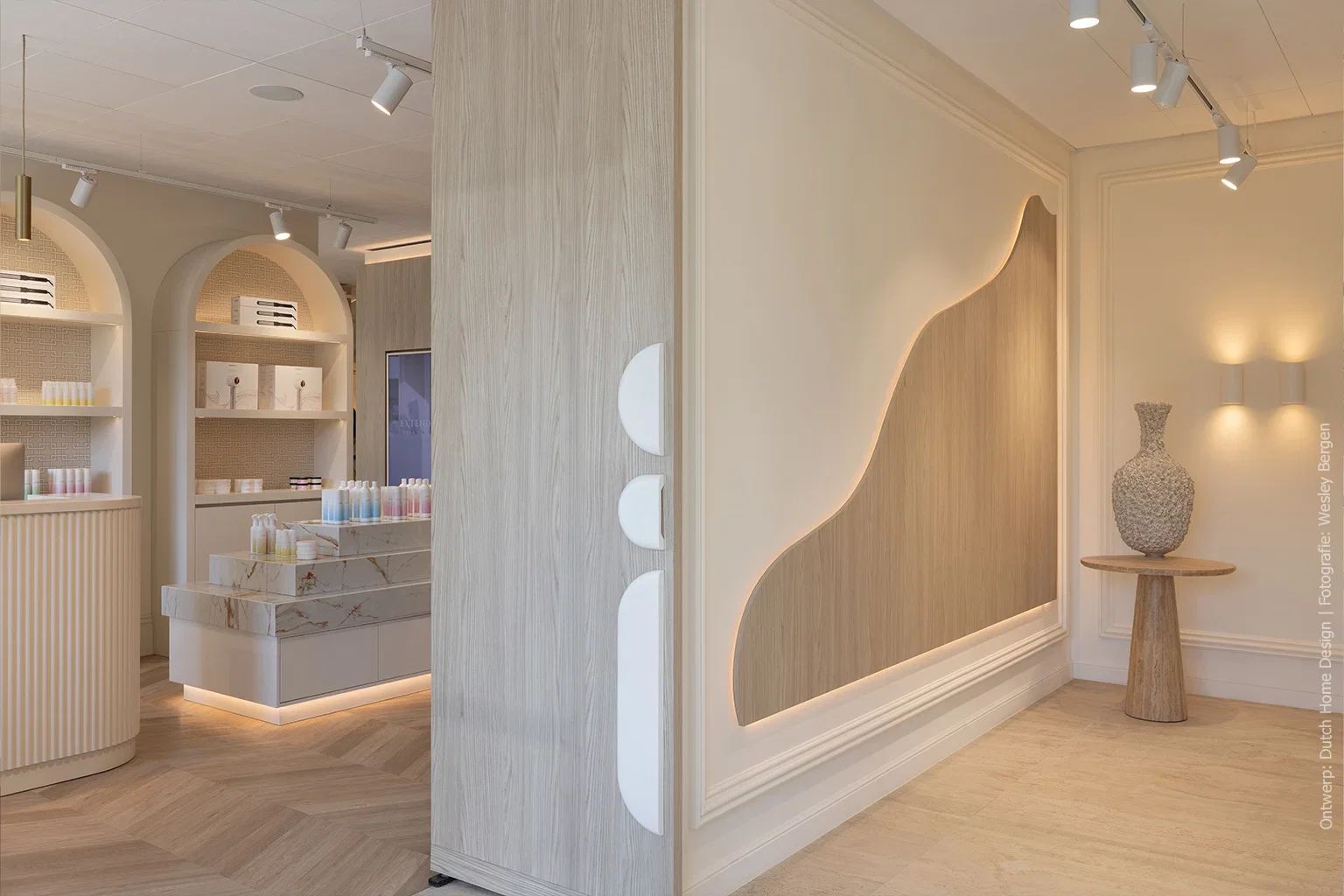 Maatwerkinterieur voor een hairextensionsalon met het blonde houtdecor S164 Fronda