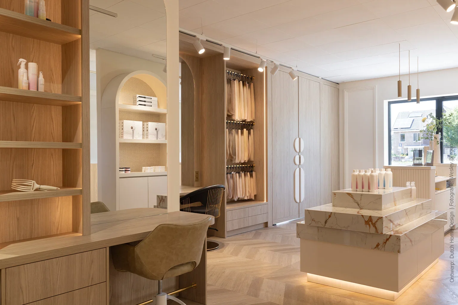 Maatwerkinterieur voor een hairextensionsalon met het blonde houtdecor S164 Fronda