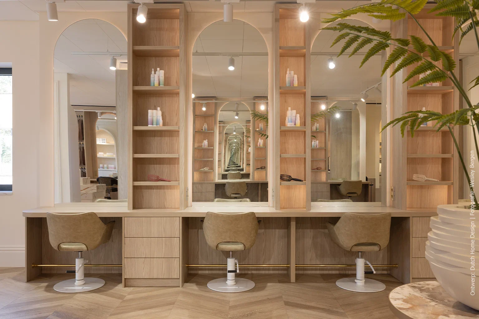 Maatwerkinterieur voor een hairextensionsalon met het blonde houtdecor S164 Fronda