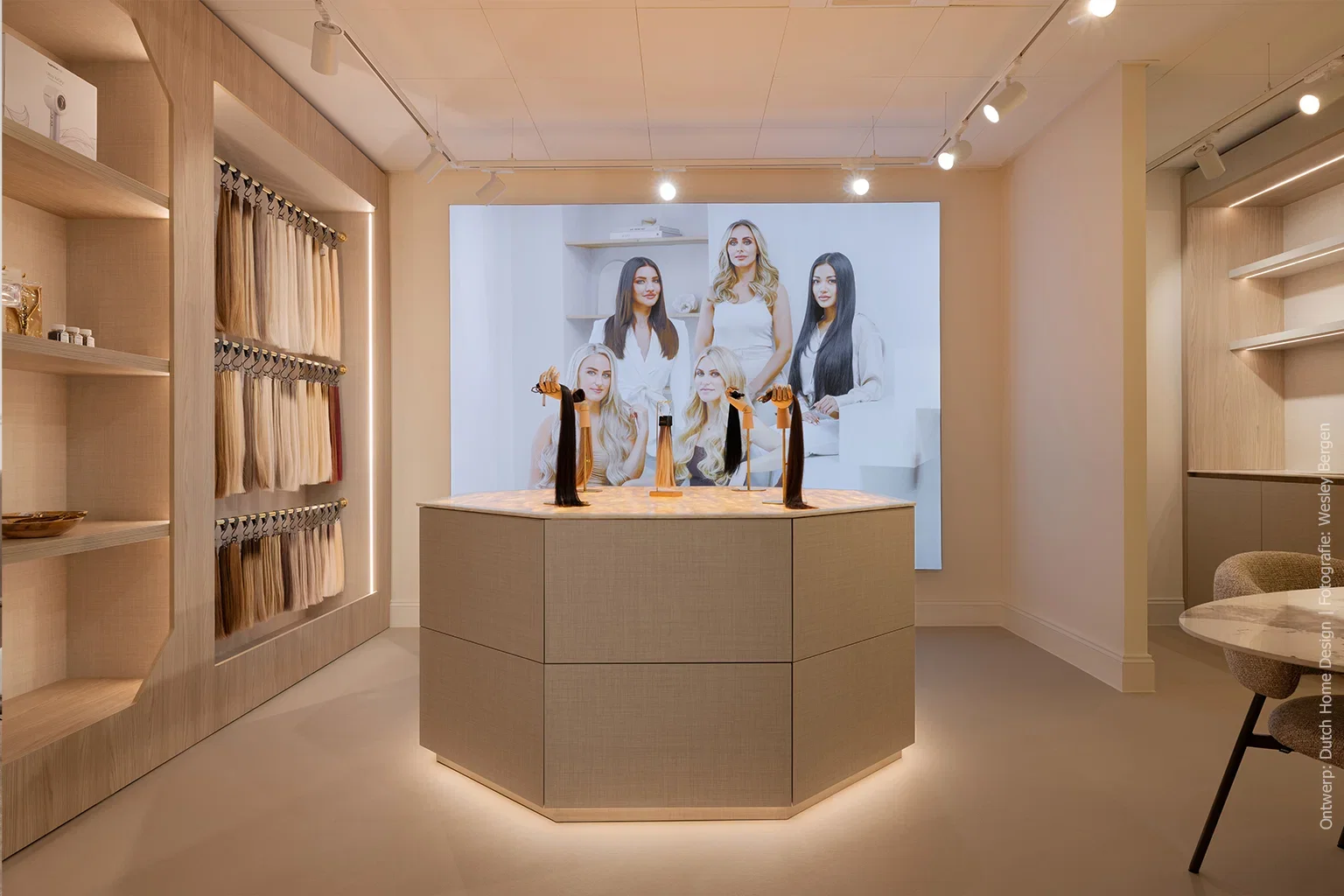 Een luxe saloninterieur met de warmte van hout, textiel en solid surface