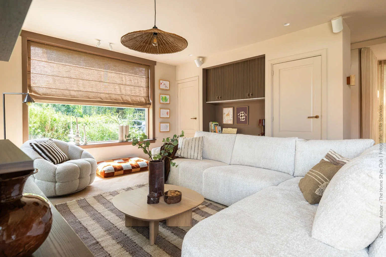 Woonkamer met geïntegreerde kinderspeelhoek in decoratief plaatmateriaal LS53 Poro Noce met walnoot uitstraling