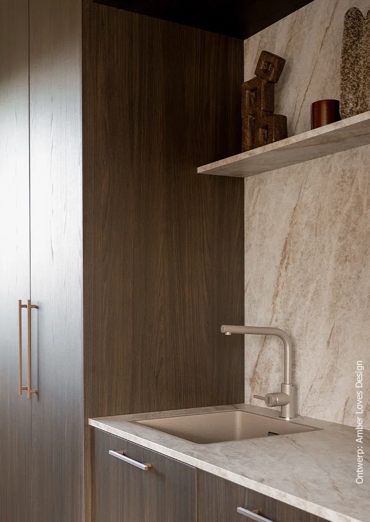 Maatwerkkast in het warmbruine houtdecor S156 Fronda, gecombineerd met een achterwand en werkblad in marmerlook FD53 ItalianStone