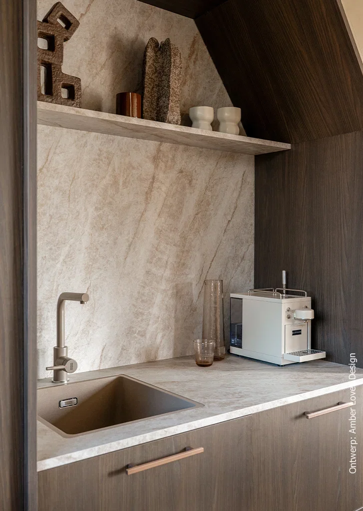 Maatwerkkast in het warmbruine houtdecor S156 Fronda, gecombineerd met een achterwand en werkblad in marmerlook FD53 ItalianStone