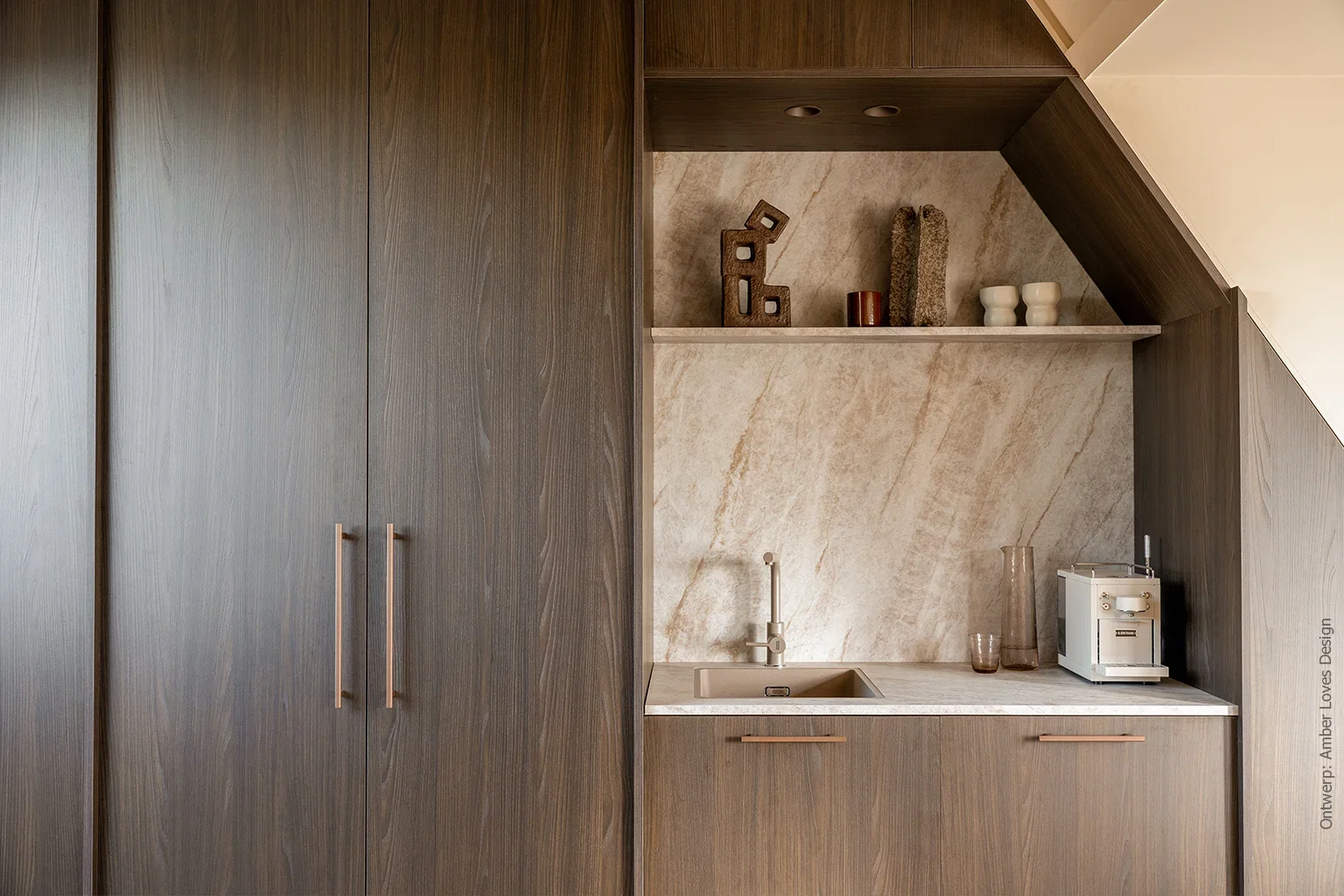 Maatwerkkast in het warmbruine houtdecor S156 Fronda, gecombineerd met een achterwand en werkblad in marmerlook FD53 ItalianStone
