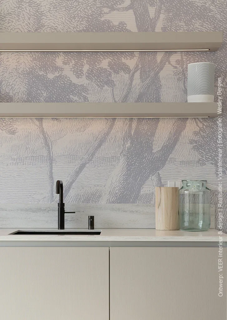 Keuken met fronten in parelmoerkleur FB76 Reflex en een werkblad in het solid surface decor DM5001 Niagara met vloeiende aders in zachte beige- en grijstinten.