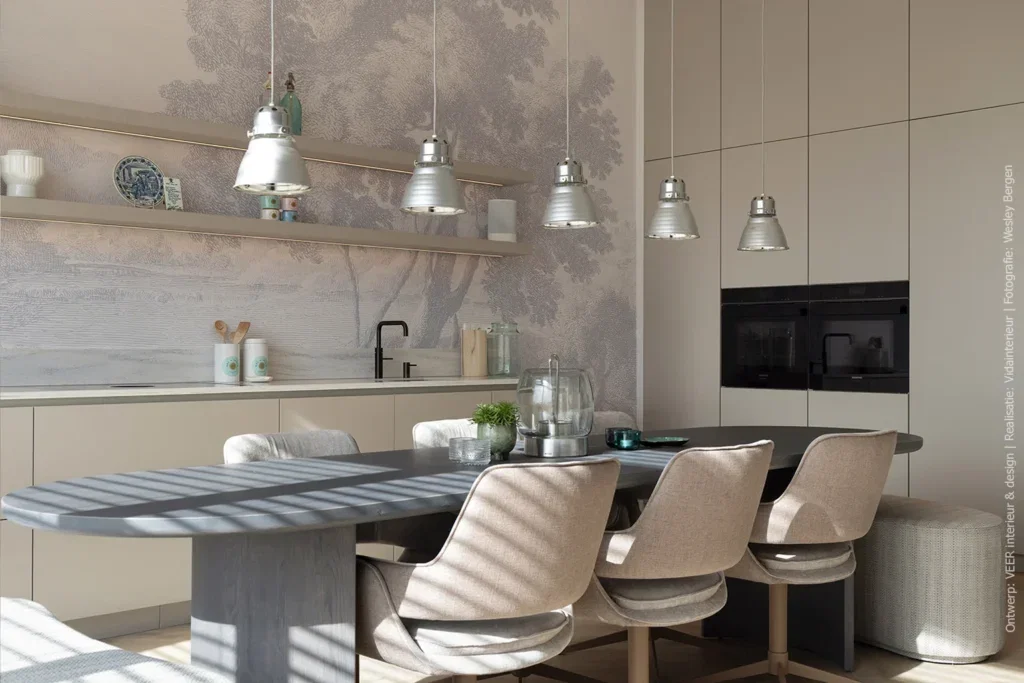 Een verfijnde maatwerkkeuken met parelmoerglans en solid surface